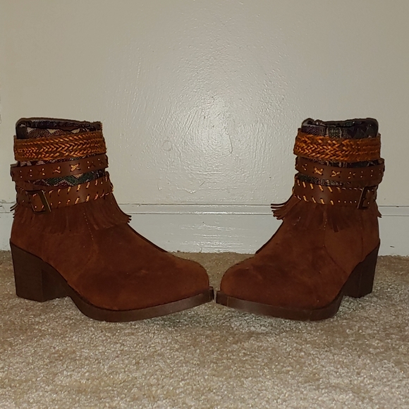 Ankle Boots with Fringe and Cowgirl Vibes - Picture 2 of 4